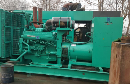 黑河发电机组如何判断水冷式机油散热器内部是否需要清洗？